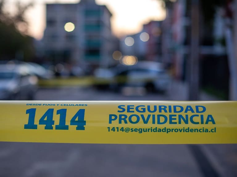Violento alunizaje en Providencia: delincuentes roban perfumería y escapan usando auto como barricada