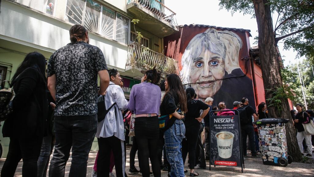 Fila en velorio de Joan Jara