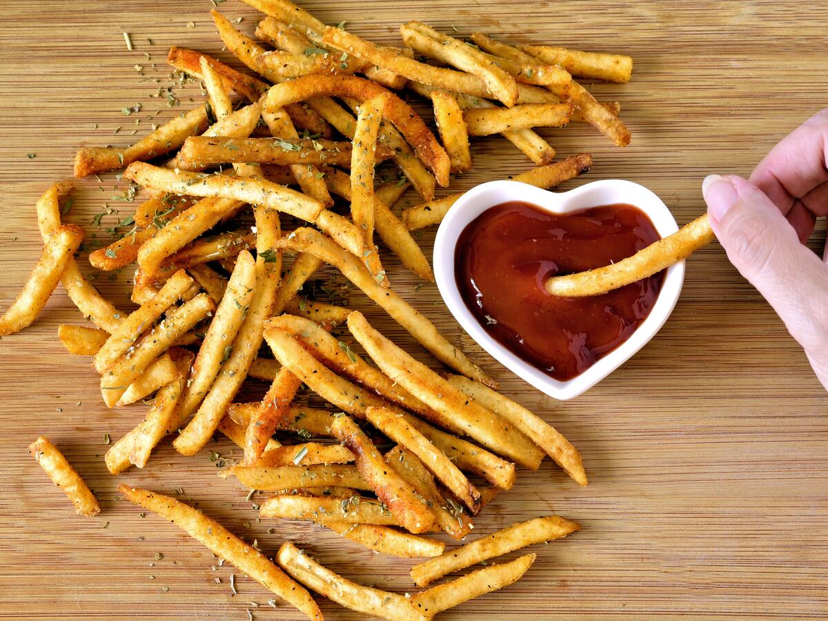 ¿Antes, después o adentro del pan? Chilenos revelan sus preferencias a la hora de comer papas fritas