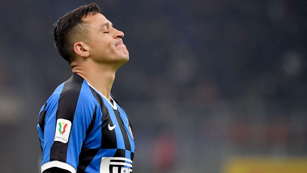 MILAN, ITALY - JANUARY 14: Alexis Sanchez of FC Internazionale Milano during the Italian Serie A match between Internazionale v Cagliari Calcio at the San Siro on January 14, 2020 in Milan Italy (Photo by Mattia Ozbot/Soccrates/Getty Images)