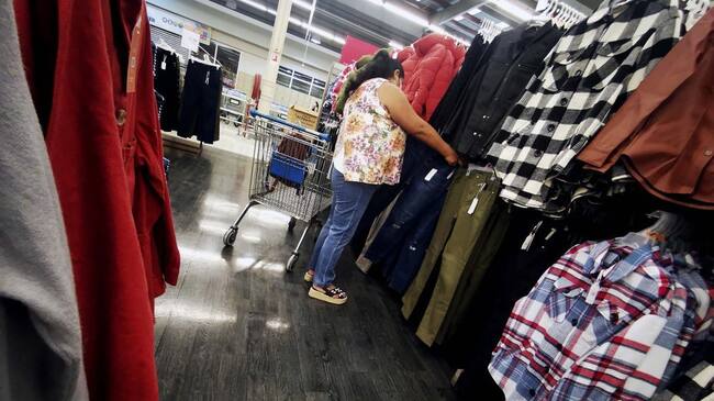 16 de Abril de 2021/SANTIAGO Persona transita por un pasillo del Supermercado Lider, en donde el comercio retoma las ventas de bienes considerados no esenciales, en comunas en cuarentena.
FOTO: CRISTOBAL ESCOBAR/AGENCIAUNO