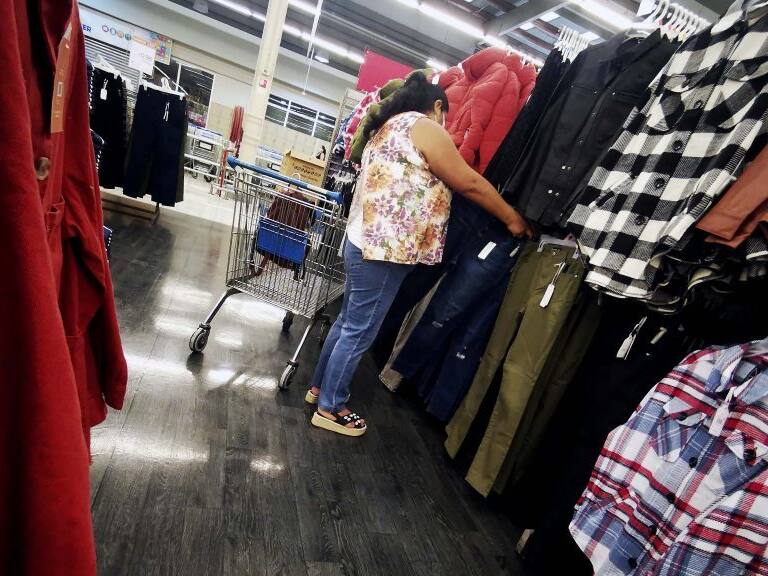16 de Abril de 2021/SANTIAGO Persona transita por un pasillo del Supermercado Lider, en donde el comercio retoma las ventas de bienes considerados no esenciales, en comunas en cuarentena.
FOTO: CRISTOBAL ESCOBAR/AGENCIAUNO