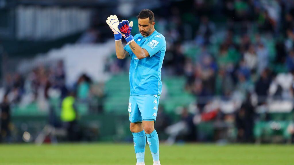 Claudio Bravo mantiene vivo al Real Betis en la Europa League tras tapar un penal ante el Eintracht Frankfurt