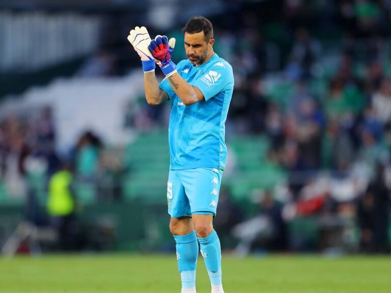 Claudio Bravo mantiene vivo al Real Betis en la Europa League tras tapar un penal ante el Eintracht Frankfurt