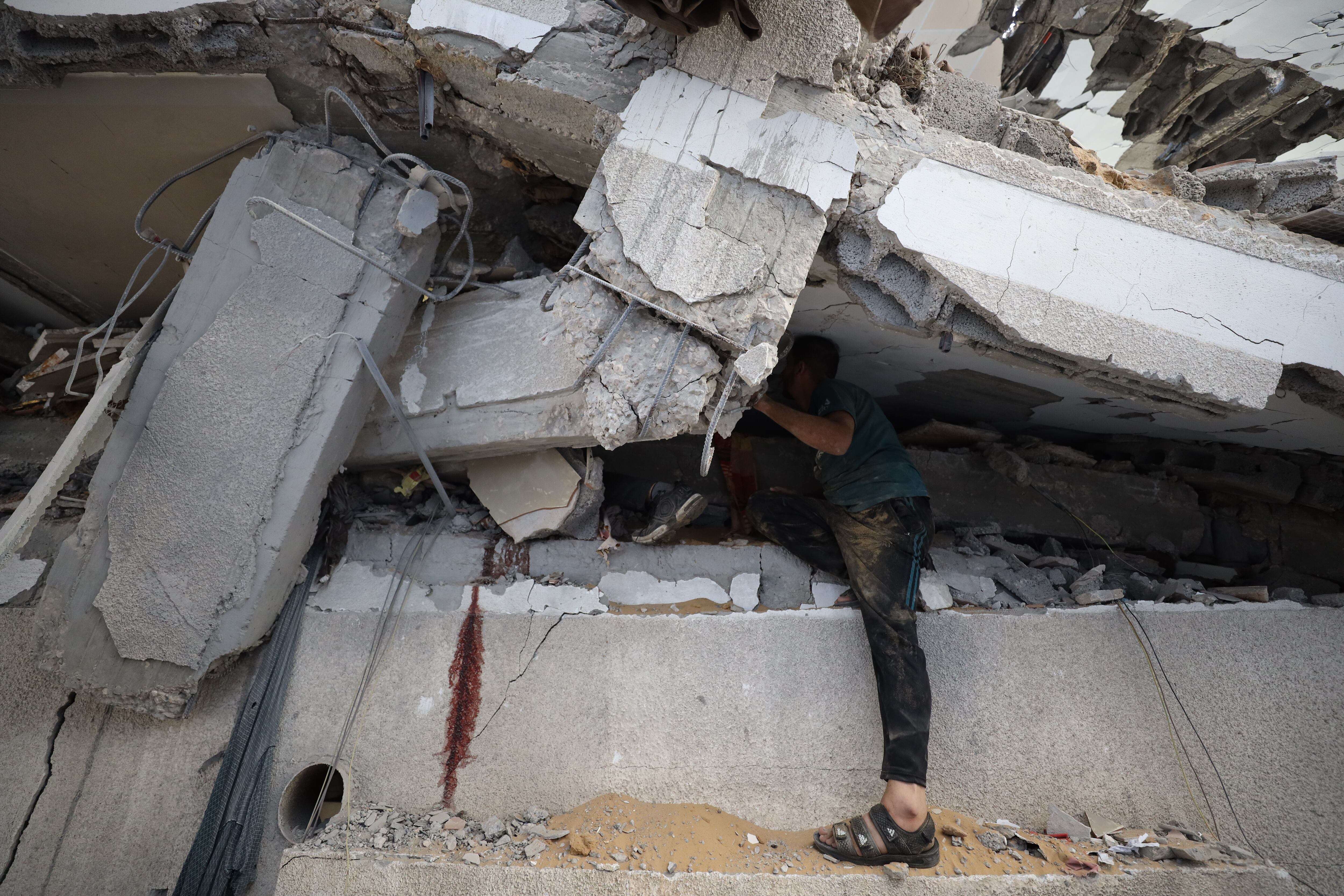 GAZA CITY, GAZA - AUGUST 25: Residents launch search and rescue efforts to locate those trapped under the rubble after an Israeli strike targeted a building belonging to the Kaheel family in the Al-Karama neighborhood of Gaza City, Gaza, on August 25, 2025. Several people were reported killed and injured. The building was destroyed in the attack, and nearby structures also sustained damage. (Photo by Khames Alrefi/Anadolu via Getty Images)