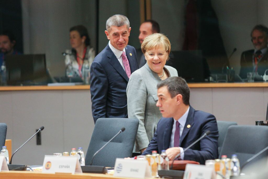 Conversan Merkel y Sánchez en una reunión de la UE