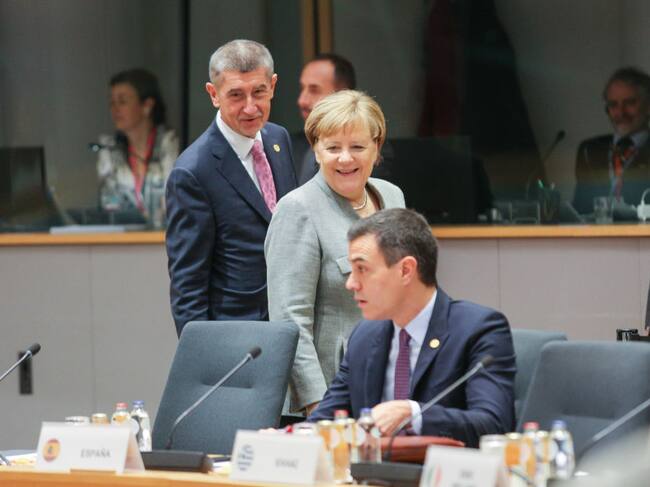Conversan Merkel y Sánchez en una reunión de la UE