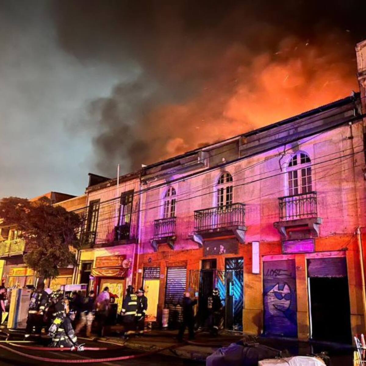 Dos casas, dos bodegas y 12 damnificados deja incendio en cité de Valparaíso
