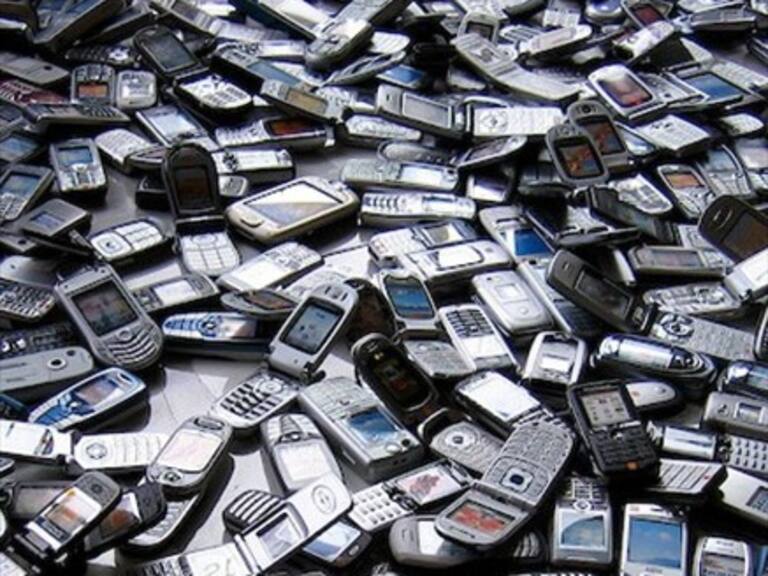 Gobierno anuncia rebaja de tarifas en telefonía móvil