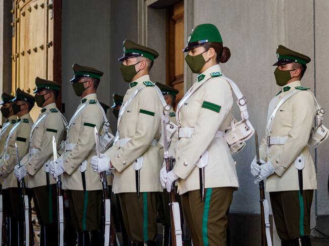Funcionarios policiales de la guardia del Palacio de La Moneda