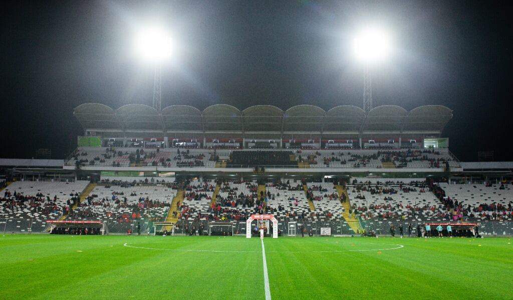 "Se incomodó por lo que encontró": reacción del DT de Perú al ver la cancha del Monumental llamó la atención de la prensa peruana