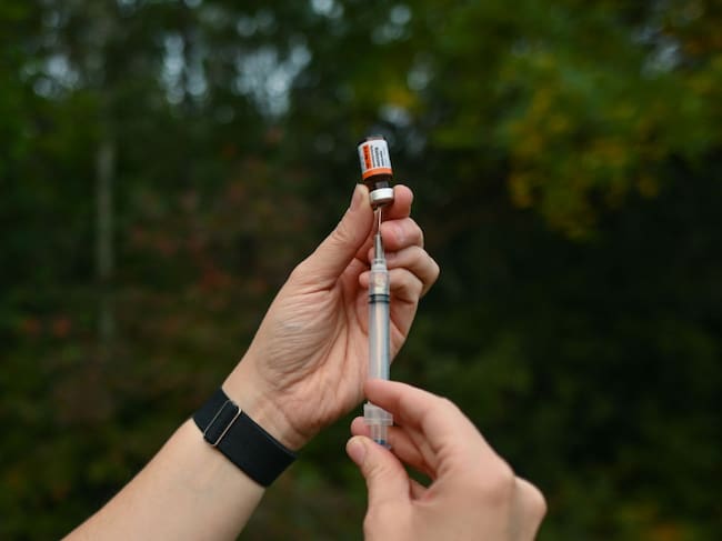 Una dosis de fentanilo es llevada a una jeringa en una jornada contra la droga