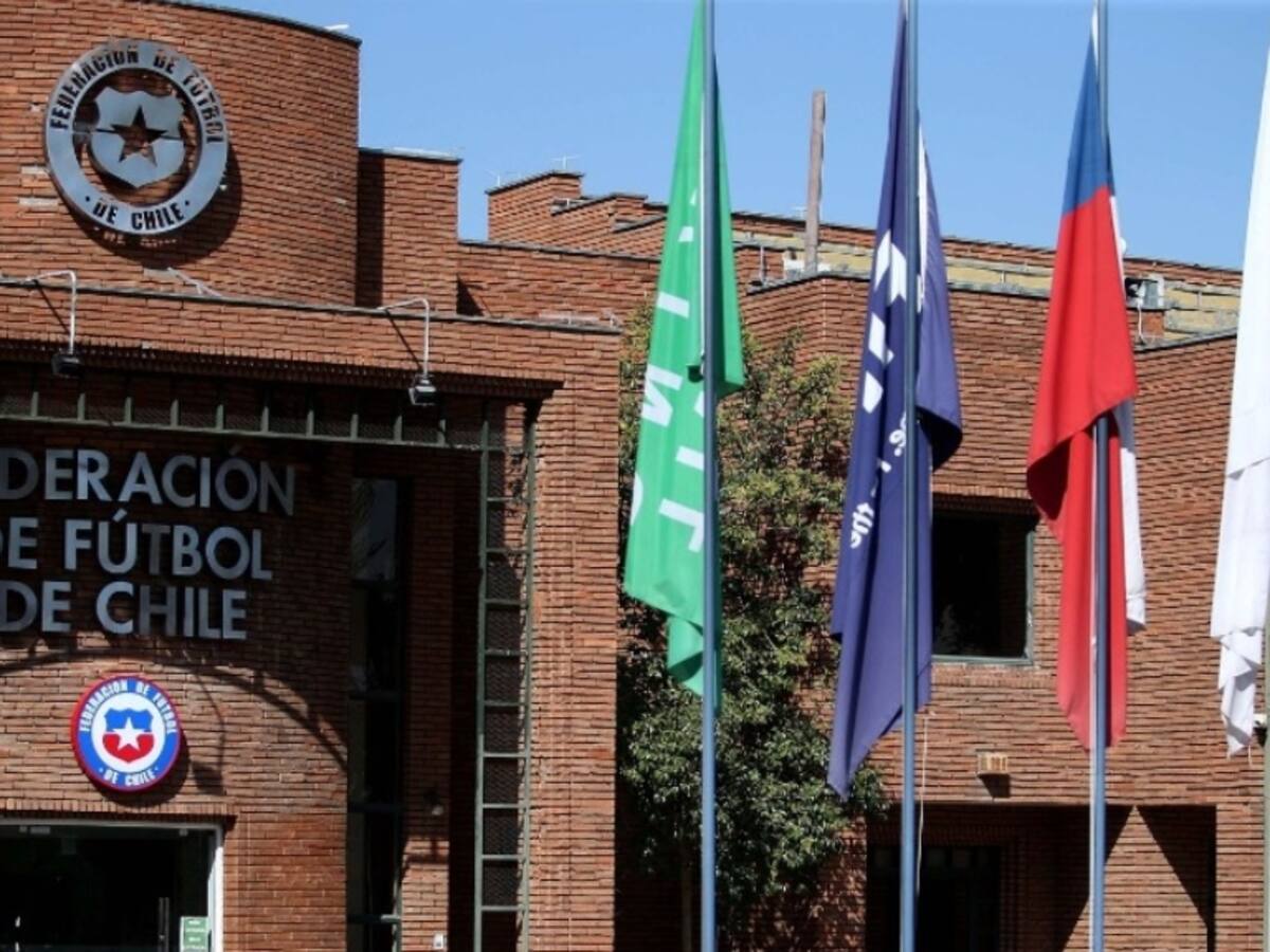 “Uno de los peores técnicos de la historia”: en España se sorprenden por un DT que es opción para la banca de Chile