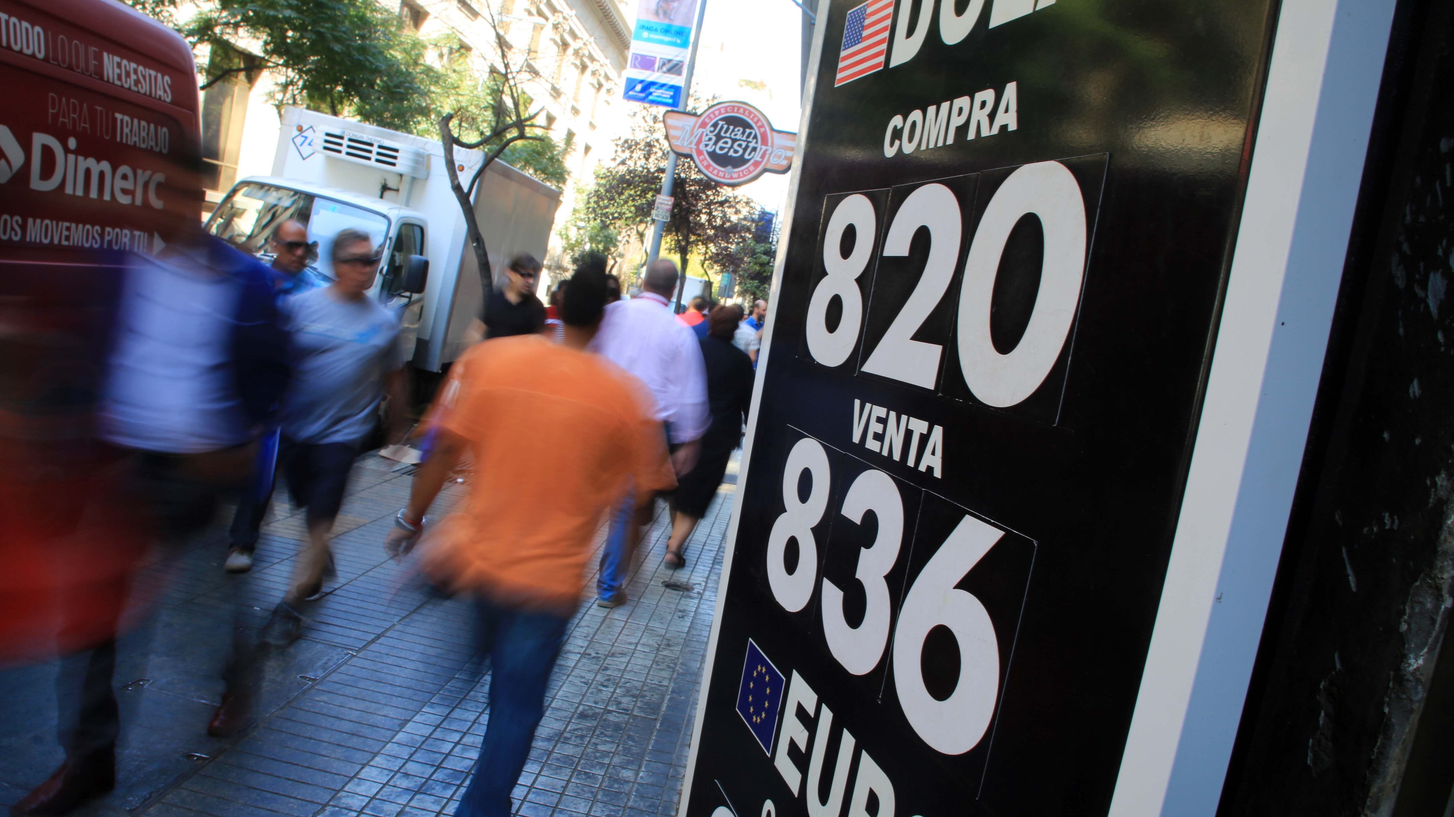 06 de marzo de 2020/SANTIAGO
Esta mañana el precio del dólar alcanzó un máximo histórico superando los 830 pesos en las casa de cambio del centro de la capital como se ve en las imágenes
FOTO: JOSÉ FRANCISCO ZÚÑIGA/AGENCIAUNO
