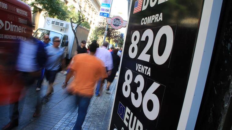 06 de marzo de 2020/SANTIAGO
Esta mañana el precio del dólar alcanzó un máximo histórico superando los 830 pesos en las casa de cambio del centro de la capital como se ve en las imágenes
FOTO: JOSÉ FRANCISCO ZÚÑIGA/AGENCIAUNO