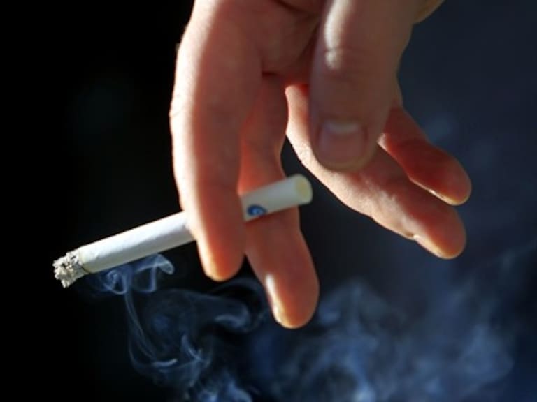 Presentan proyecto de ley que busca sancionar a quienes arrojen colillas de cigarro al suelo
