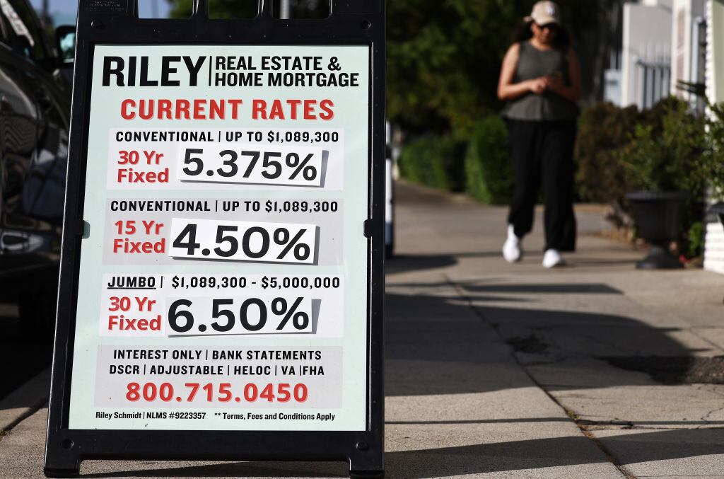 Un cartel en la ciudad de Los Angeles que muestra las tasas de interés vigentes en Estados Unidos