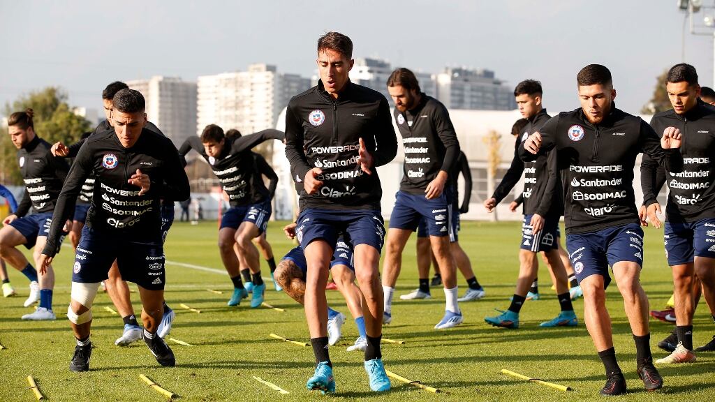 Un caso de covid-19 afecta al plantel de La Roja a horas del viaje a Asia