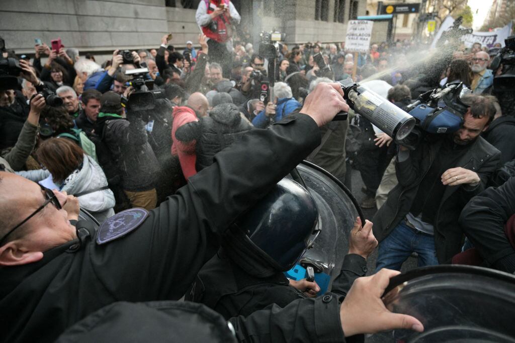 La policía lanza gases y reprime una protesta en Buenos Aires de grupos de jubilados que rechazaban un veto del gobierno de Argentina.