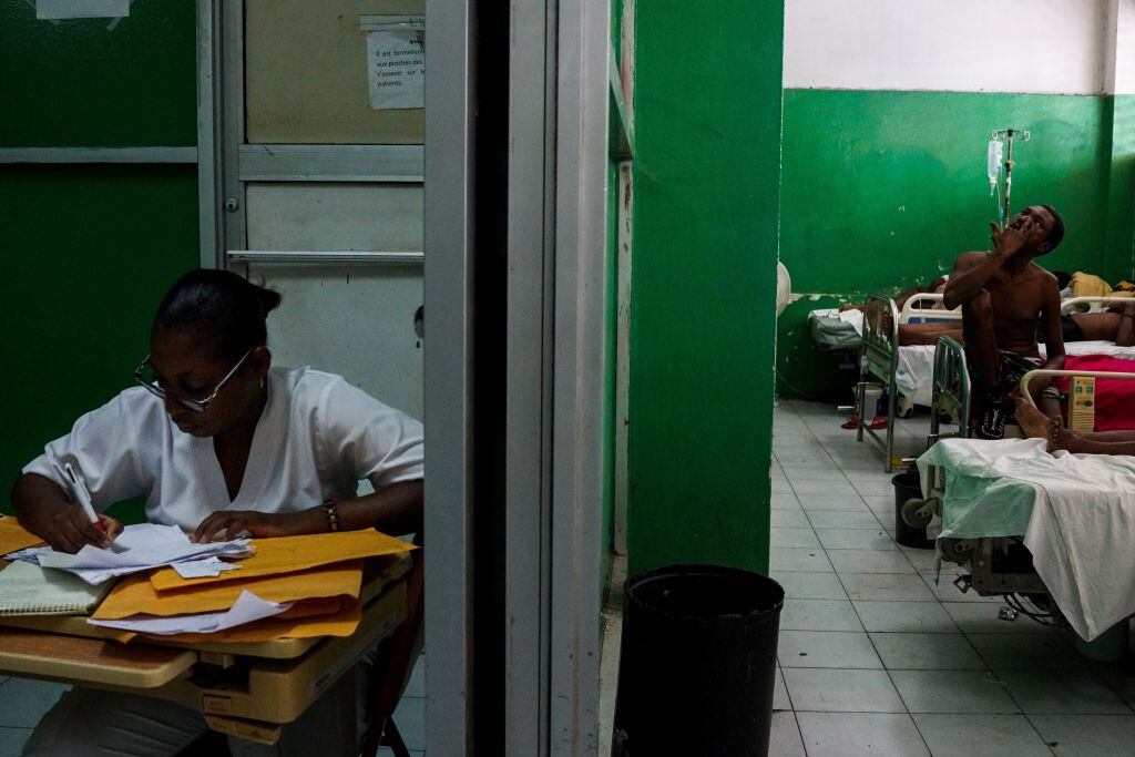 Una enfermera cuida pacientes en un hospital público de la ciudad haitiana de Puerto Príncipe