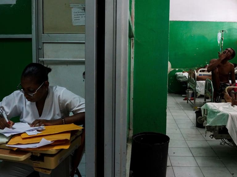 Una enfermera cuida pacientes en un hospital público de la ciudad haitiana de Puerto Príncipe