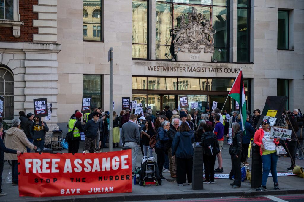 Protesta ante los tribunales de Londres para la liberación de Assange