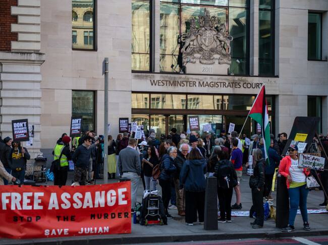 Protesta ante los tribunales de Londres para la liberación de Assange