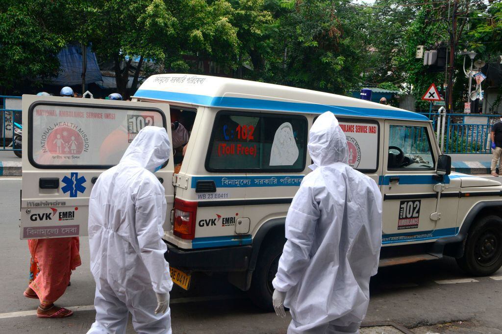 Trabajadores de la salud atienden a un paciente de Covid-19 en India