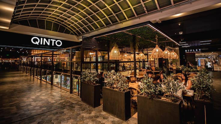 Cómo es el nuevo espacio gastronómico que llegó a Santiago: 30 mil metros cuadrados, restaurantes de alta cocina y espectáculos en vivo