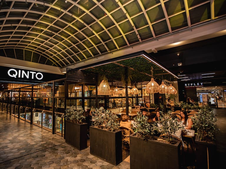 Cómo es el nuevo espacio gastronómico que llegó a Santiago: 30 mil metros cuadrados, restaurantes de alta cocina y espectáculos en vivo