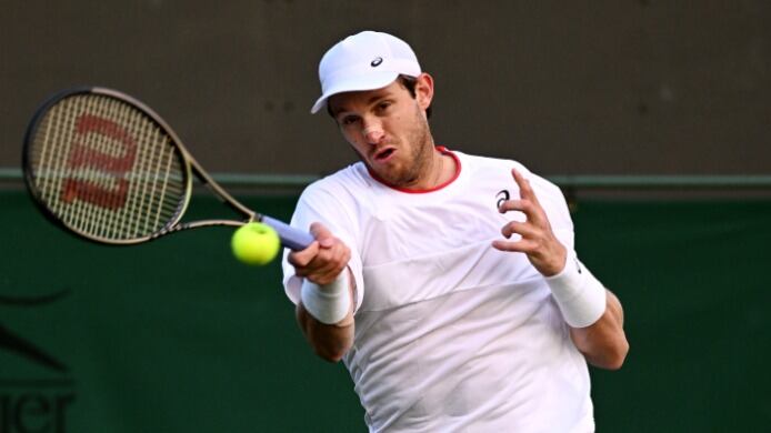 Debut de Jarry en Wimbledon duró una hora: su duelo contra Cecchinato fue suspendido por falta de luz