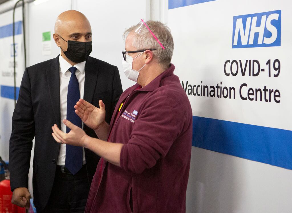 El ministro de salud británico Sajid Javid visitando un centro de vacunación