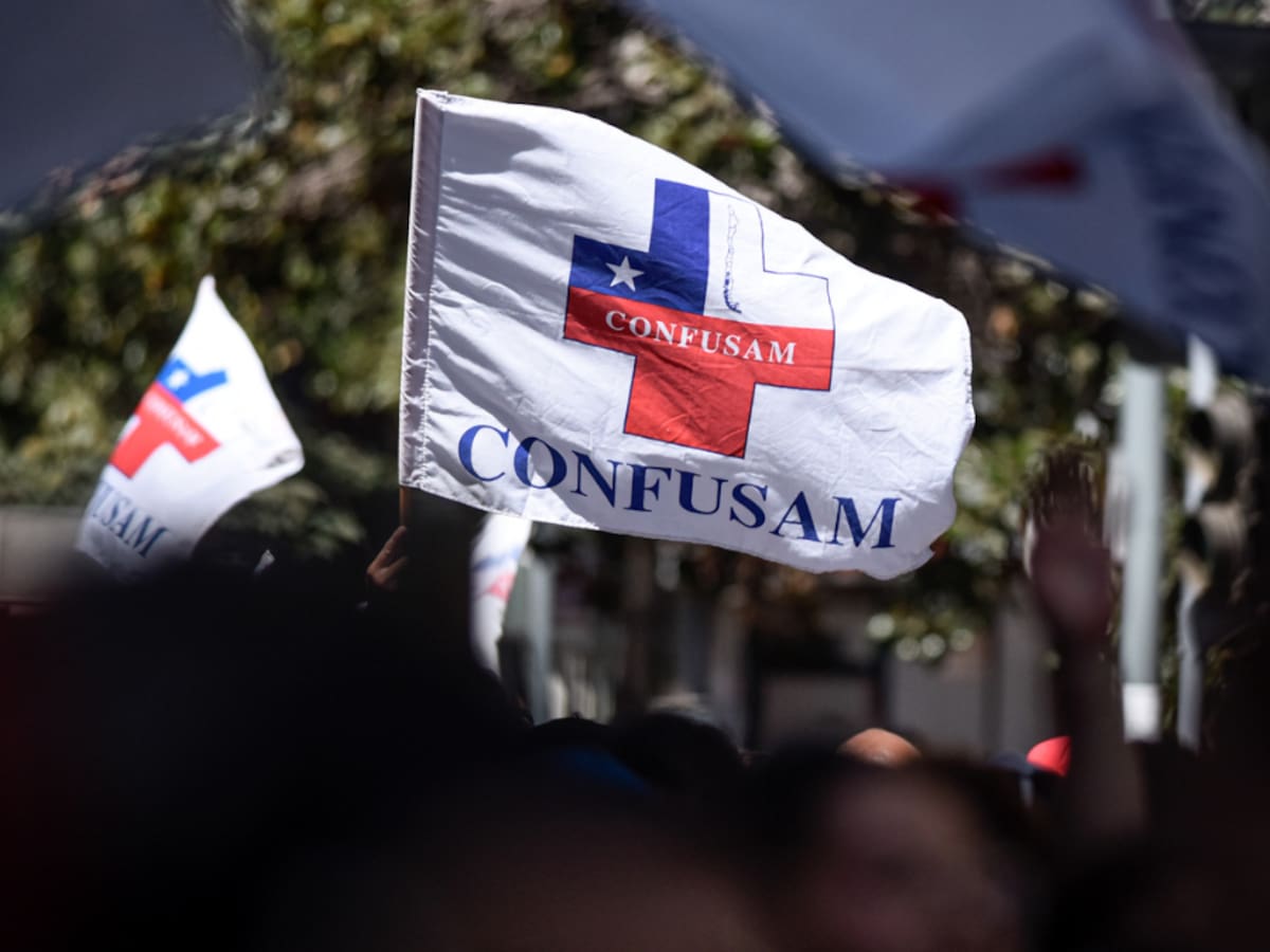 Confusam protesta frente La Moneda y exige al Gobierno pago de deuda por más de $21 mil millones a municipios