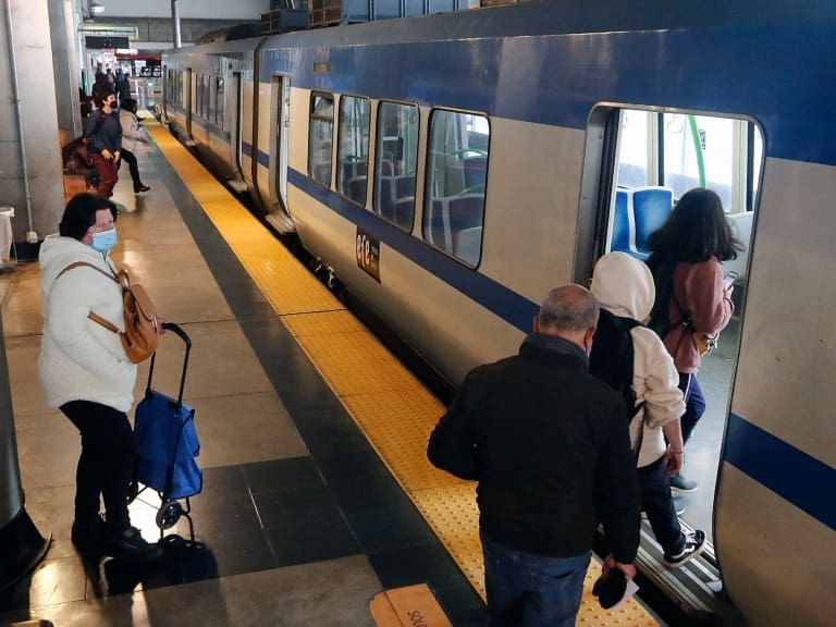Hombre fue apuñalado por sujeto que intentó robarle al interior de vagón del Metro de Valparaíso