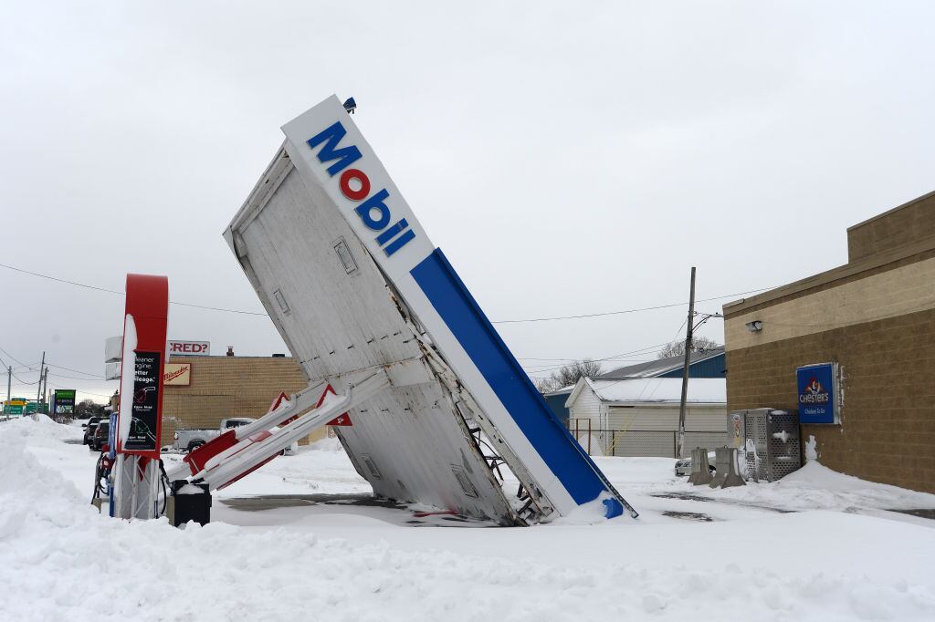 Nevazón hace caer el techo de una estación de gasolina en Nueva York