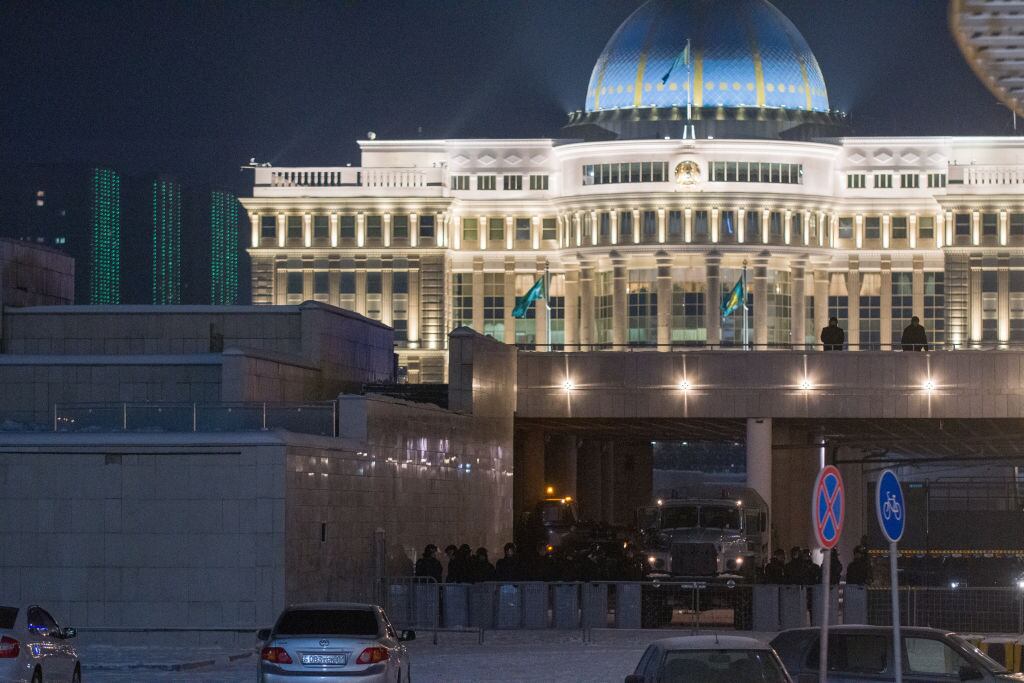 Fuerzas de seguridad kazajas vigilan el palacio presidencial en Nur Sultan