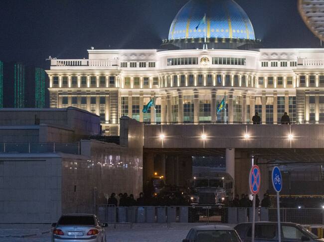Fuerzas de seguridad kazajas vigilan el palacio presidencial en Nur Sultan