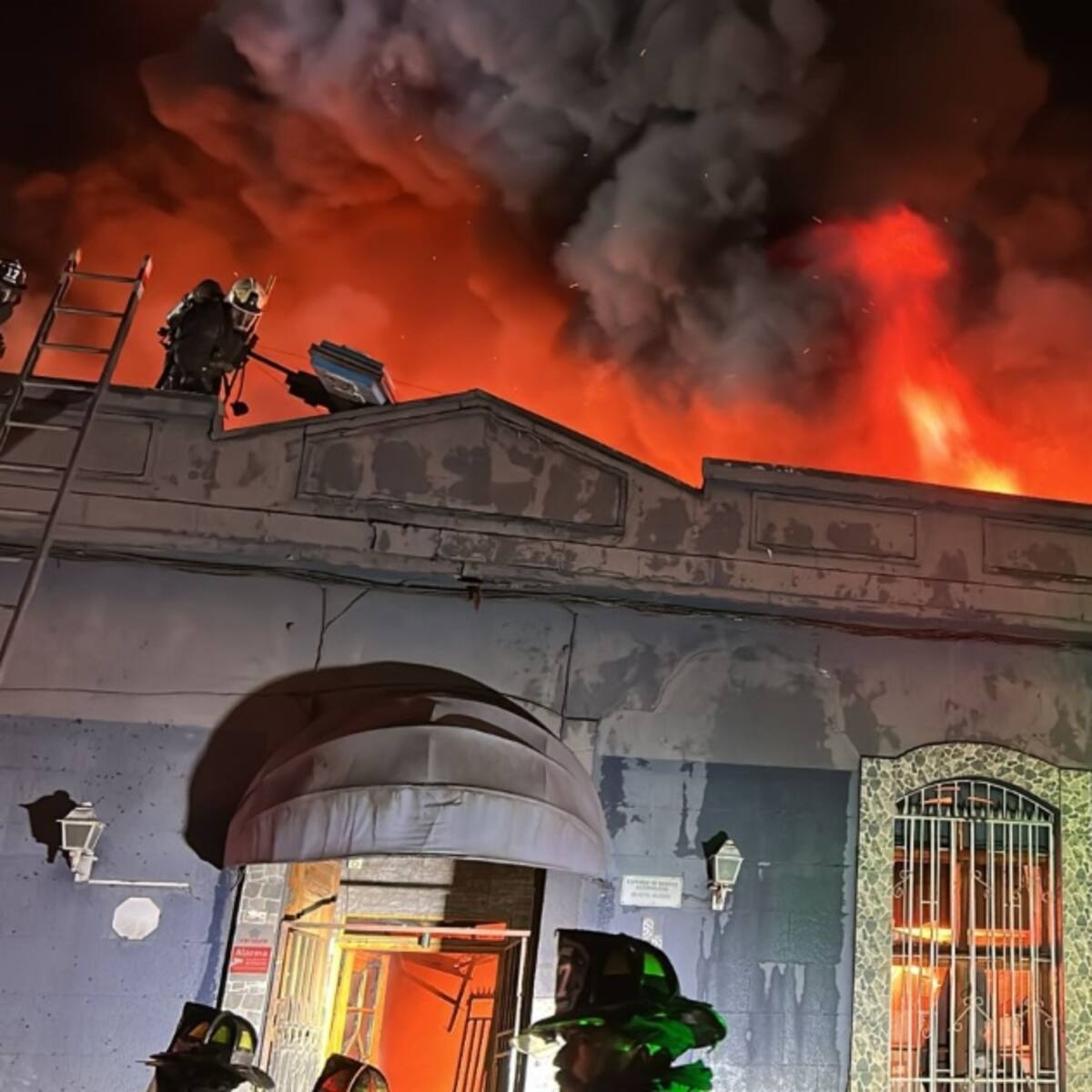 Suspenden clases en colegio de Santiago por incendio que provocó derrumbe de casa de tres pisos