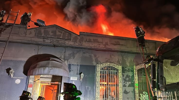 Suspenden clases en colegio de Santiago por incendio que provocó derrumbe de casa de tres pisos
