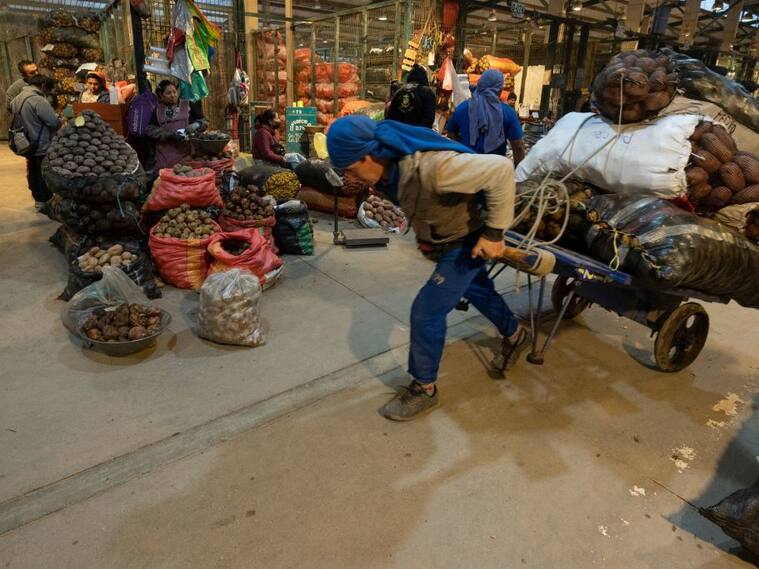 Un trabajador traslada sacos en el mercado Santa Anita de Lima en Perú