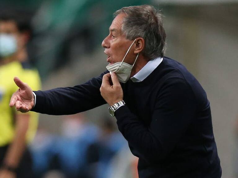 PORTO ALEGRE, BRAZIL - SEPTEMBER 29: Coach of Universidad Catolica Ariel Holan shouts instructions during a Copa CONMEBOL Libertadores 2020 group E match between Gremio and Universidad Católica at Arena do Gremio on September 29, 2020 in Porto Alegre, Brazil. (Photo by Alexandre Schneider/Getty Images)