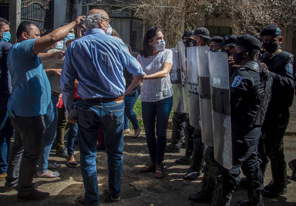 Periodistas son reprimidos por policías en Managua