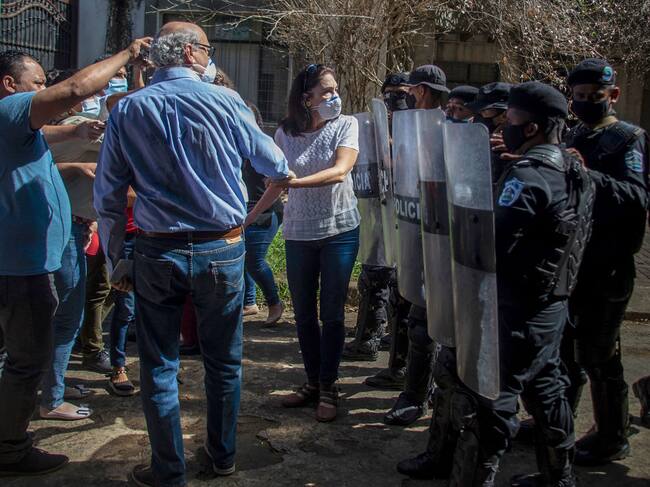 Periodistas son reprimidos por policías en Managua