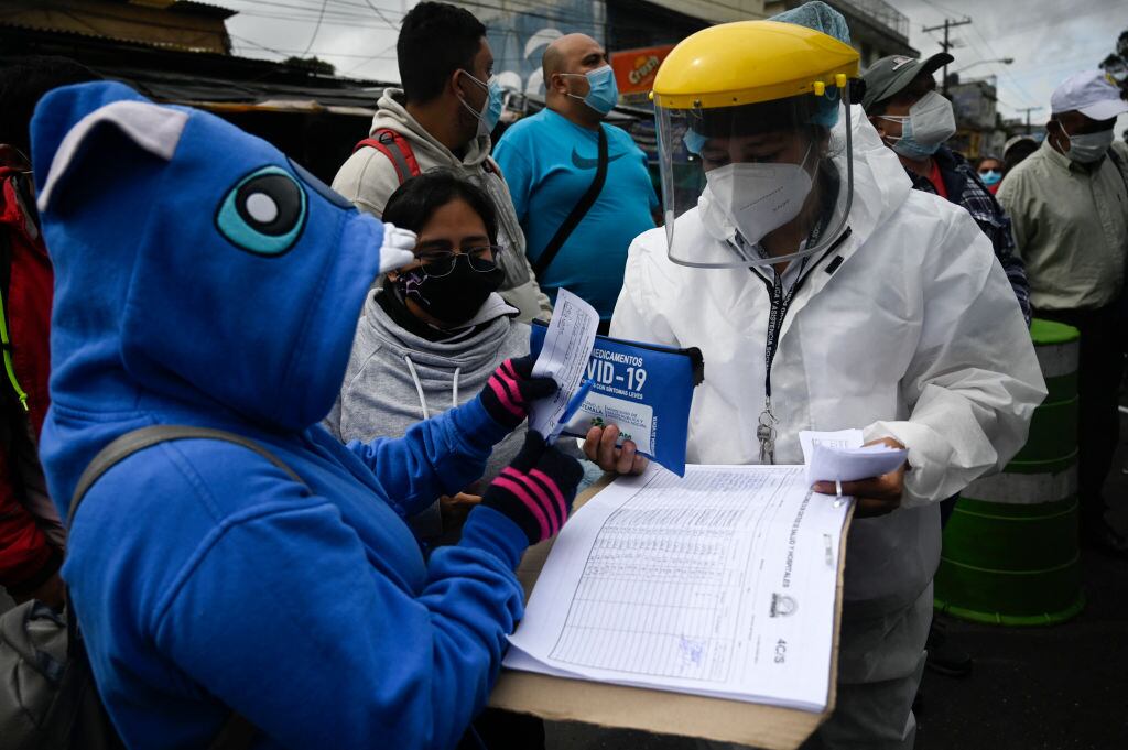 Trabajadores de la salud realizan programa de vacunación en Guatemala
