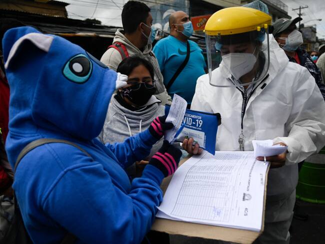 Trabajadores de la salud realizan programa de vacunación en Guatemala