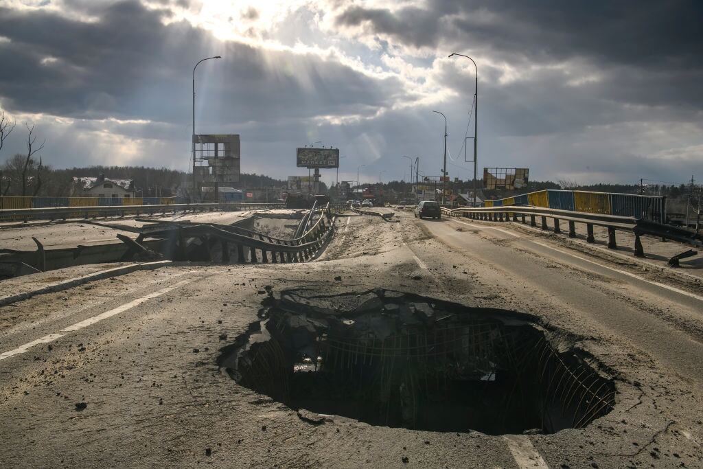 Daños sobre una autopista en Bucha cerca de Kiev