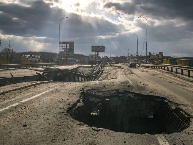 Daños sobre una autopista en Bucha cerca de Kiev