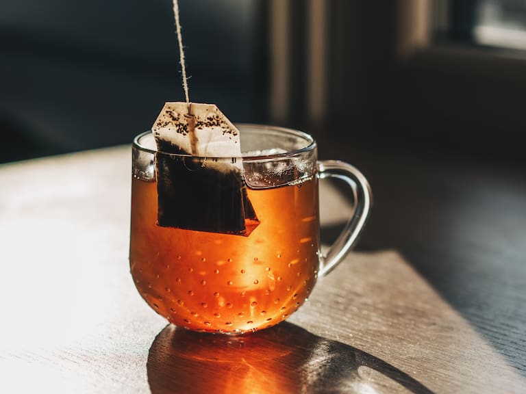 Para esto sirve el hilo de las bolsitas de té, según un experto en la infusión