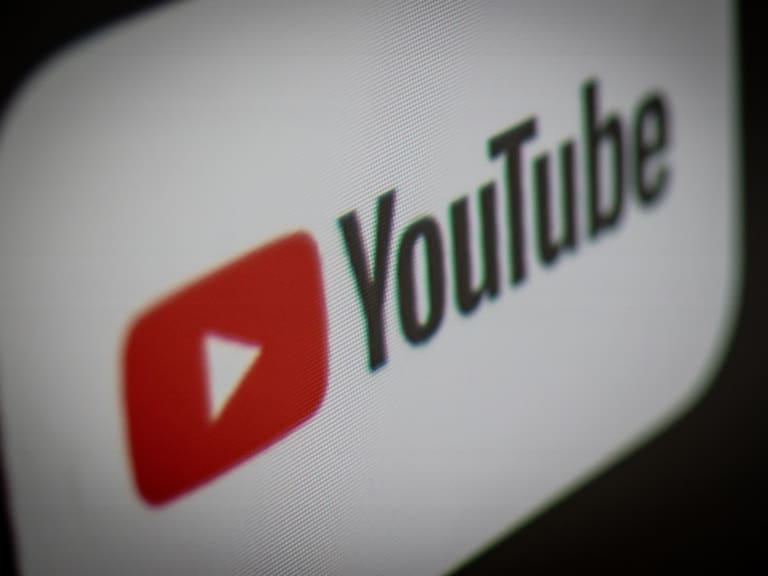 Se acaban los engaños: YouTube toma otra drástica decisión contra los canales que mal utilizan la IA