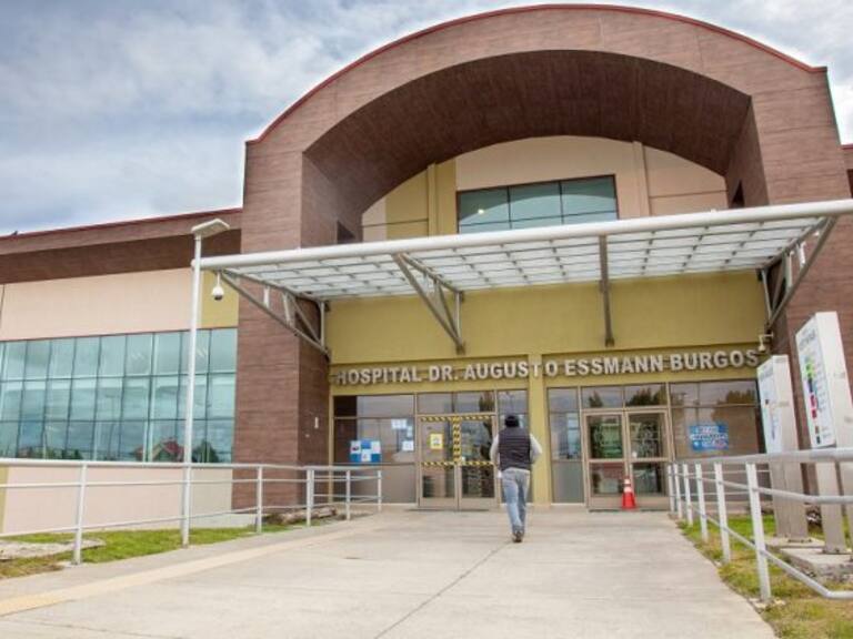 Tras parto de paciente en estacionamiento del recinto: piden la renuncia no voluntaria al director del Hospital de Puerto Natales